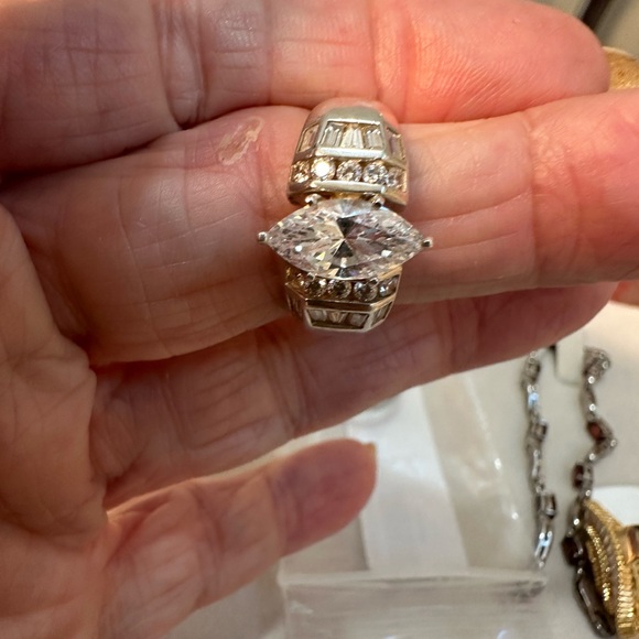 🌻Sophisticated Silver Ring with Marquise Diamond and Geometric Design - Picture 4 of 7